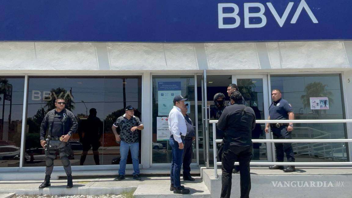 $!Los ladrones huyeron luego de obligar a los cuentahabientes a tirarse al piso; el vigilante fue golpeado con la cacha de una pistola.