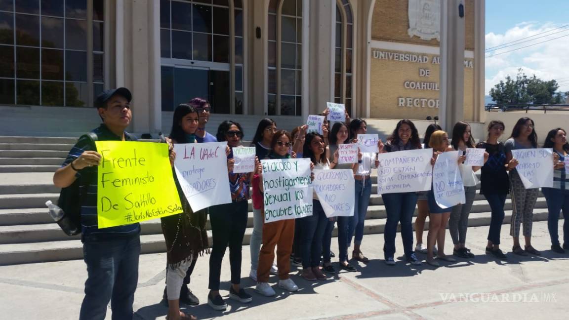 $!Alumnas de la UAdeC se manifiestan afuera de Rectoría; exigen aplicación de protocolo contra acoso