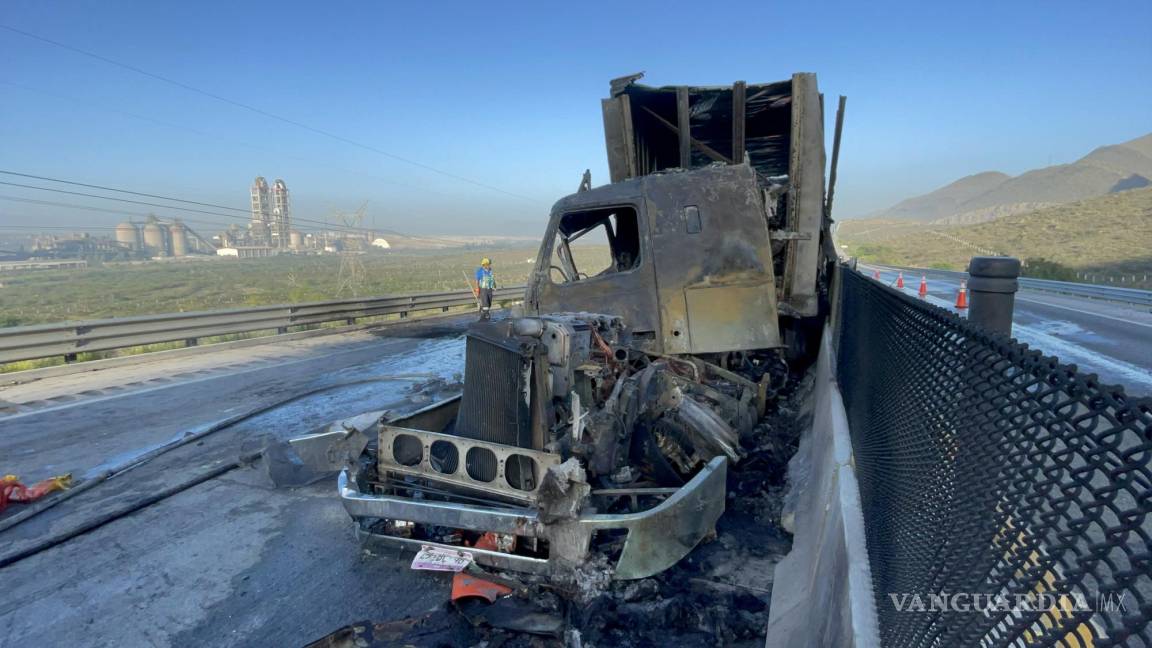 Se incendia tráiler tras chocar en el libramiento Norponiente; conductor sufre quemaduras