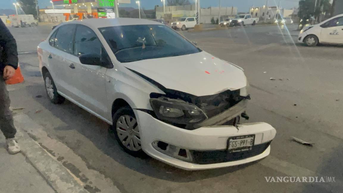 Empieza el lunes con el pie izquierdo: se pasa el rojo, lo chocan y vuelca en Saltillo