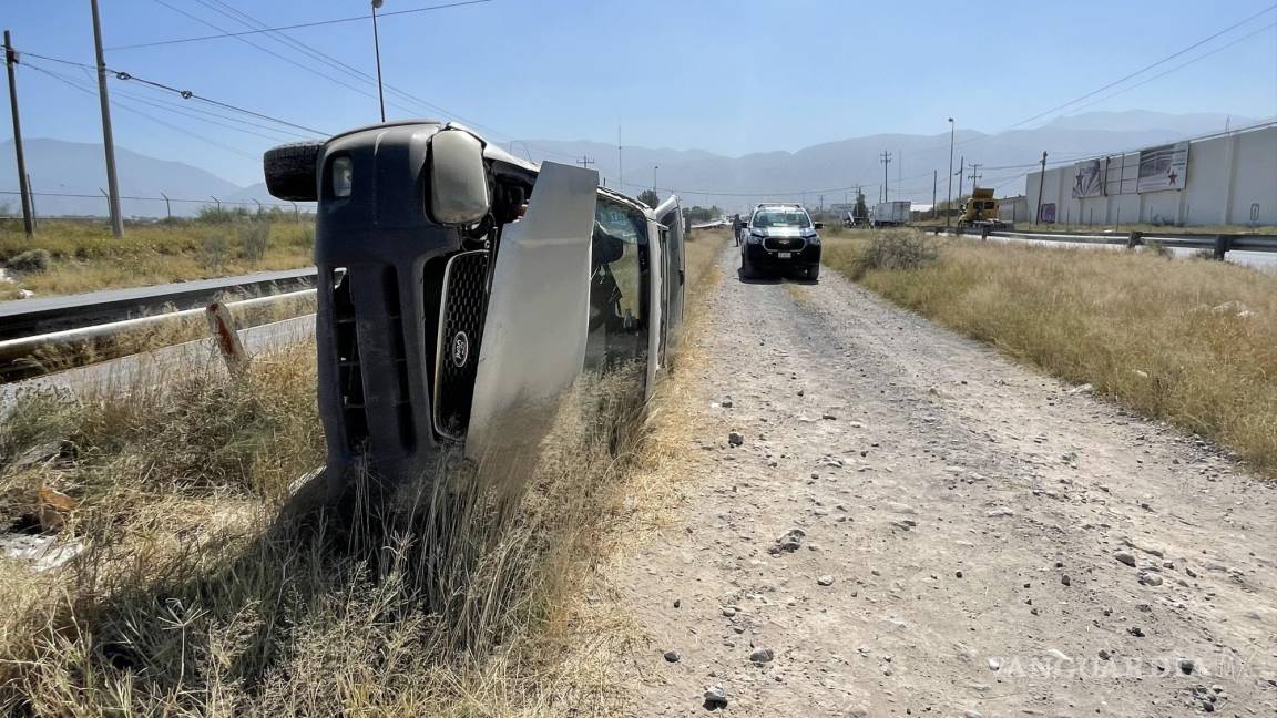 Vuelca tras esquivar impacto contra tráiler en el libramiento Óscar Flores Tapia