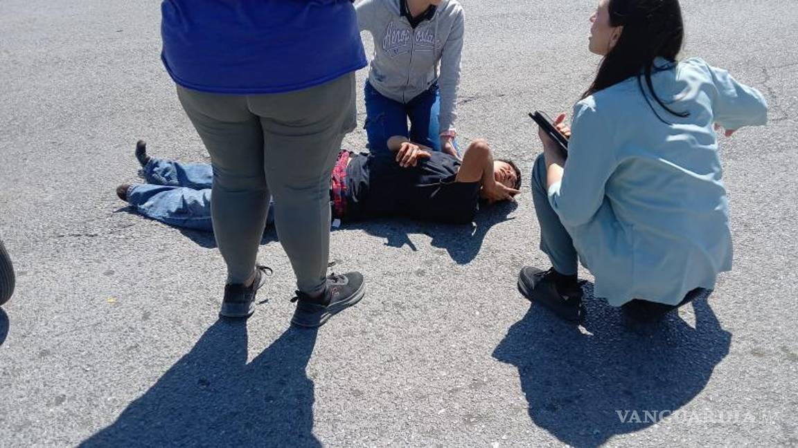 $!Cristóbal Mauricio “N”, de 19 años, resultó lesionado tras impactarse contra un taxi en el cruce de Emilio Arizpe de la Maza y la salida del centro comercial Sendero Sur.