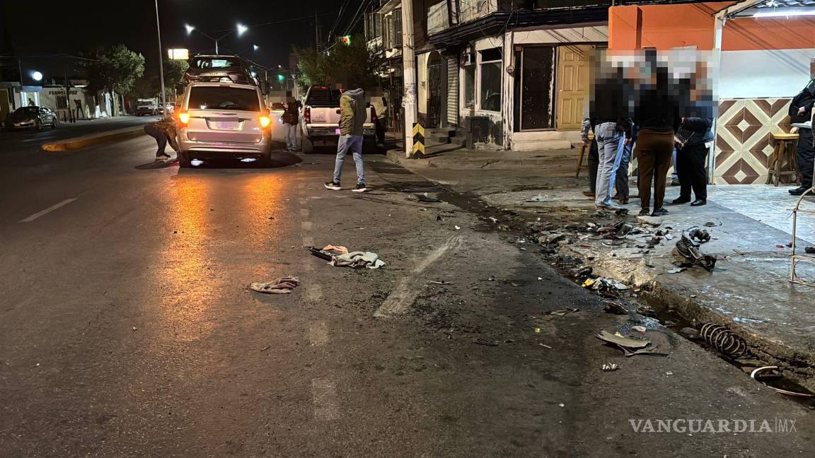 $!Elementos de Tránsito Municipal supervisan el traslado de las unidades siniestradas a una zona segura.