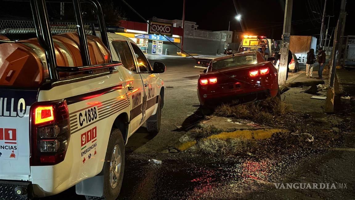 $!Autoridades acudieron al lugar y aseguraron al conductor tras alertas de automovilistas sobre un posible intento de fuga.