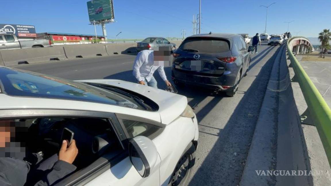 Saltillo: joven impacta por alcance a camioneta sobre puente vehicular; mujer resulta lesionada