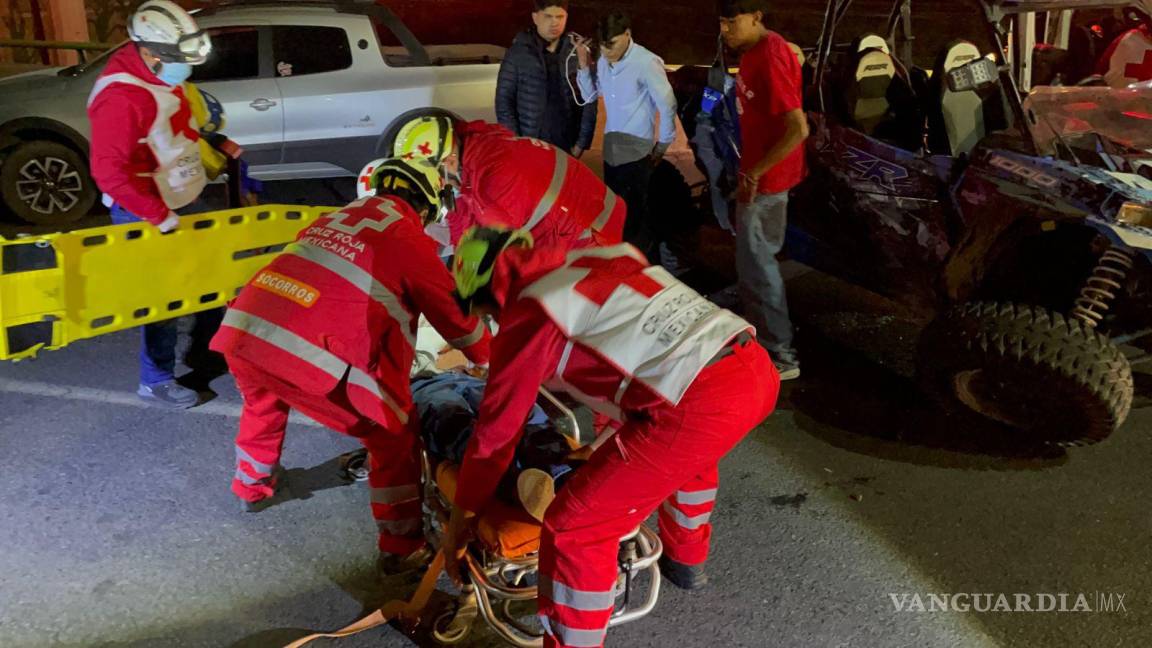 $!Paramédicos trasladaron de emergencia a la joven lesionada, mientras que el conductor fue detenido por su presunta responsabilidad en el accidente.