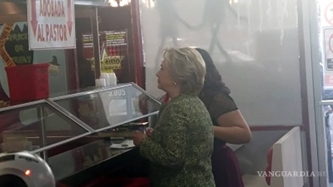 A Hillary le gustan los 'de pastor'; cena tacos en Las Vegas