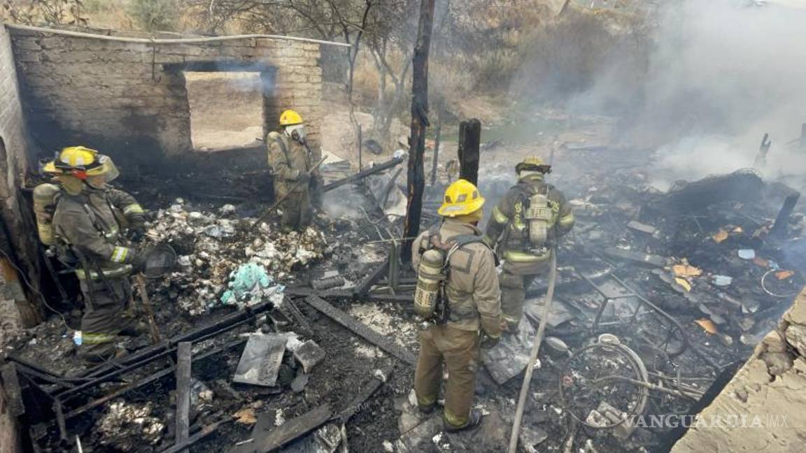 $!Elementos de bomberos trabajaron durante horas en la remoción de basura y láminas para evitar que el fuego se reavivara.