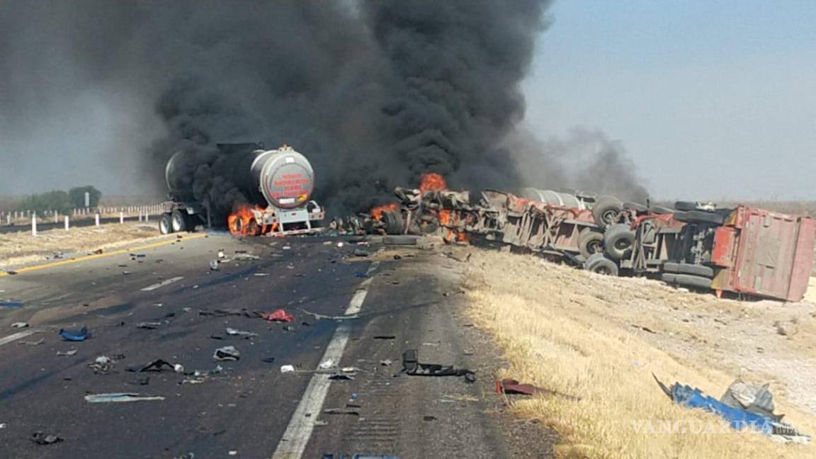 Chocan tractocamión y pipa con diésel en la autopista Saltillo-Torreón