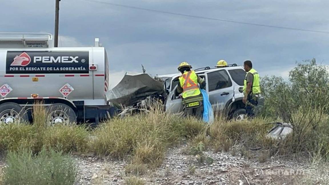 $!La pipa de Pemex quedó detenida sobre la carretera tras el impacto frontal con la camioneta Ford Escape.