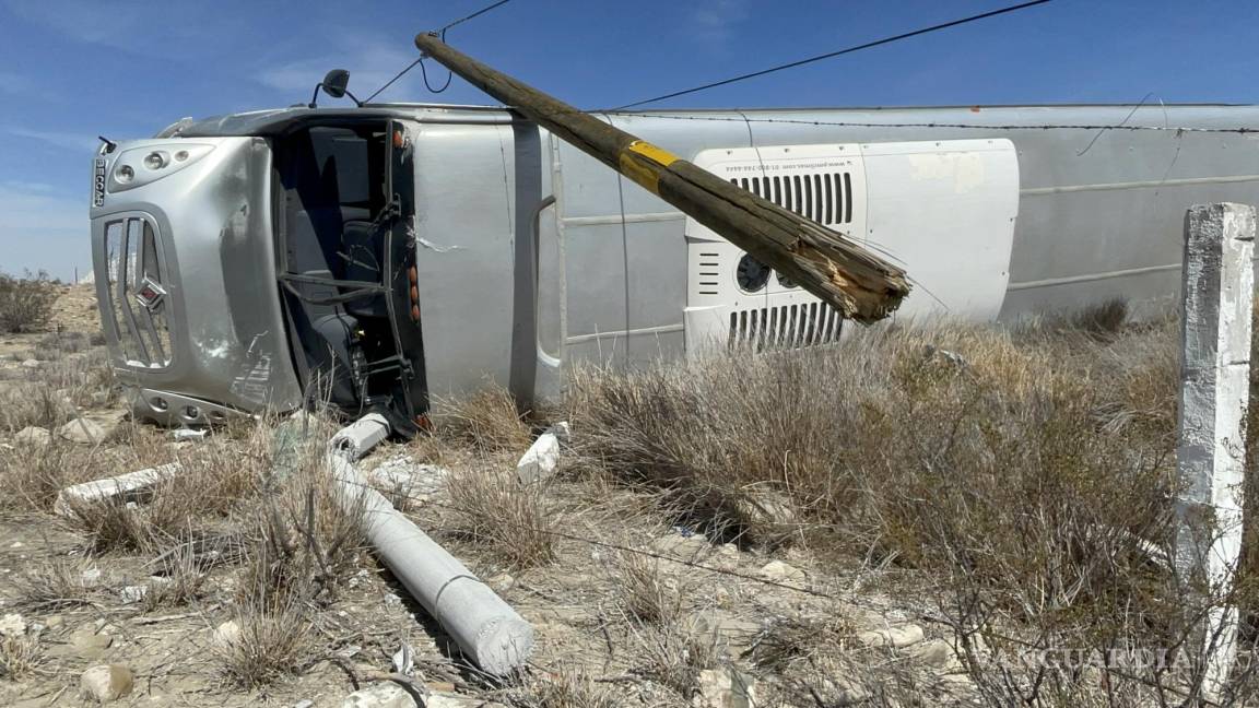 Vuelca autobús de pasajeros en Ramos Arizpe; conductora resulta lesionada