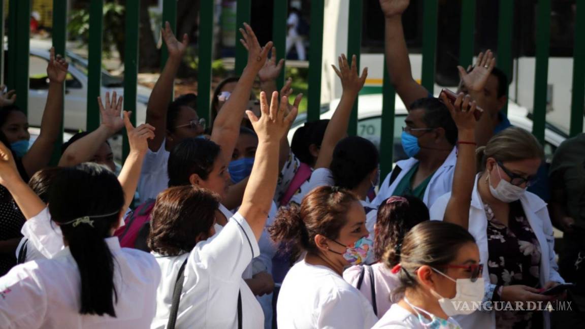 $!Enfermeras y médicos que atienden COVID-19 ganan de 4 mil a 11 mil pesos, y compran su propio equipo