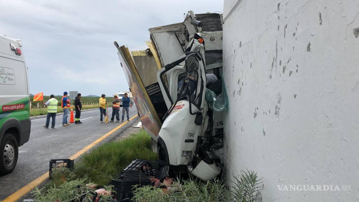 $!Se queda dormido al volante y choca contra un puente en la Saltillo-Torreón; mueren 2 personas