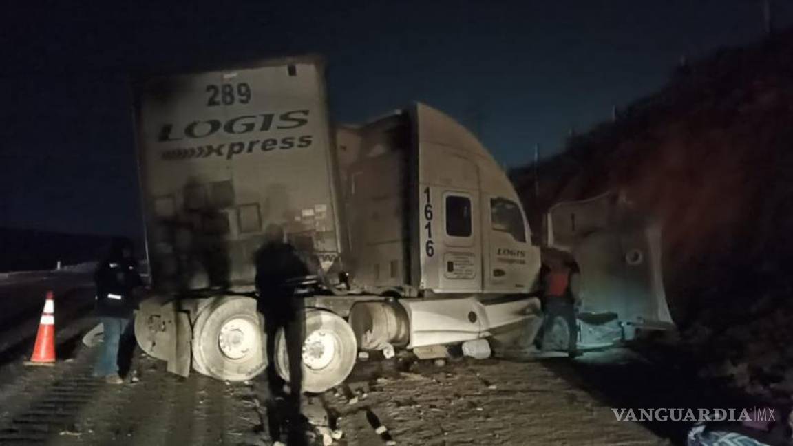 $!La cabina del tractocamión quedó gravemente dañada, pero no se reportaron víctimas fatales.