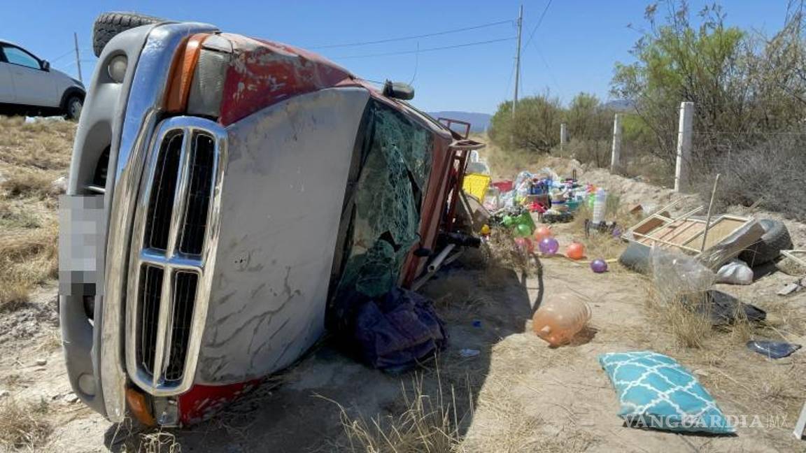 $!El vehículo quedó volcado sobre su costado izquierdo, con algunos objetos esparcidos fuera del automóvil, incluyendo maletas y otros artículos.