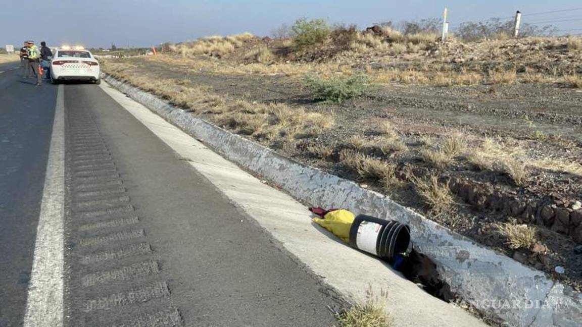 $!Una cubeta con ropa fue encontrada junto al cuerpo, presumiblemente sus pertenencias.