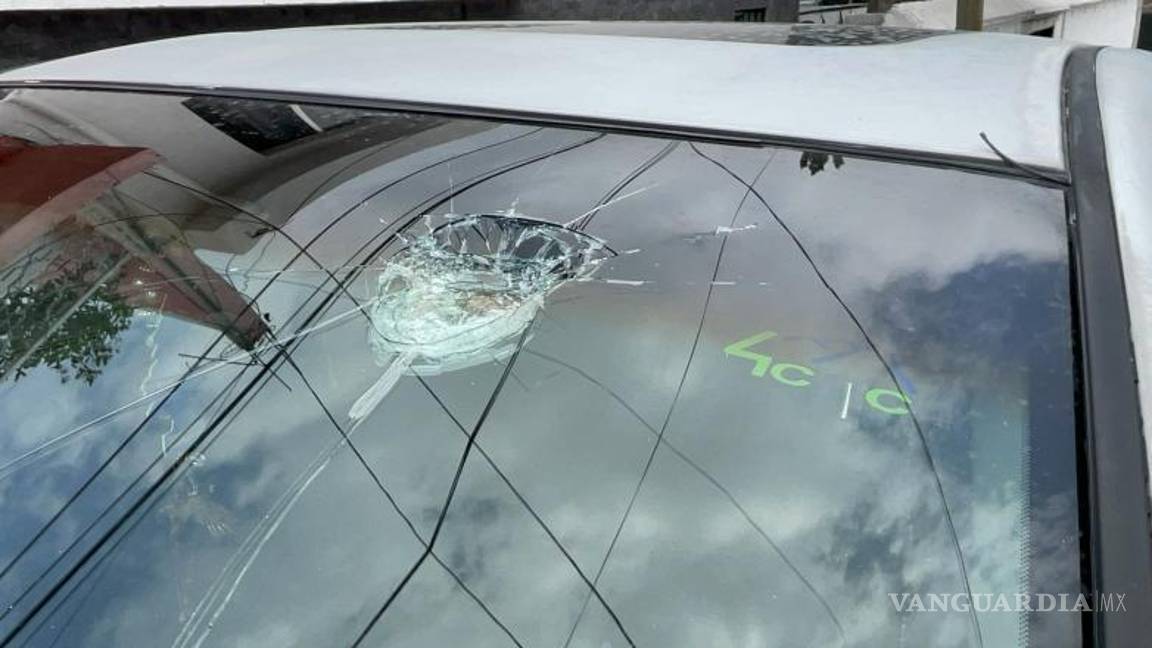 $!Le dañaron su automóvil y quedó con varias contusiones por las pedradas.
