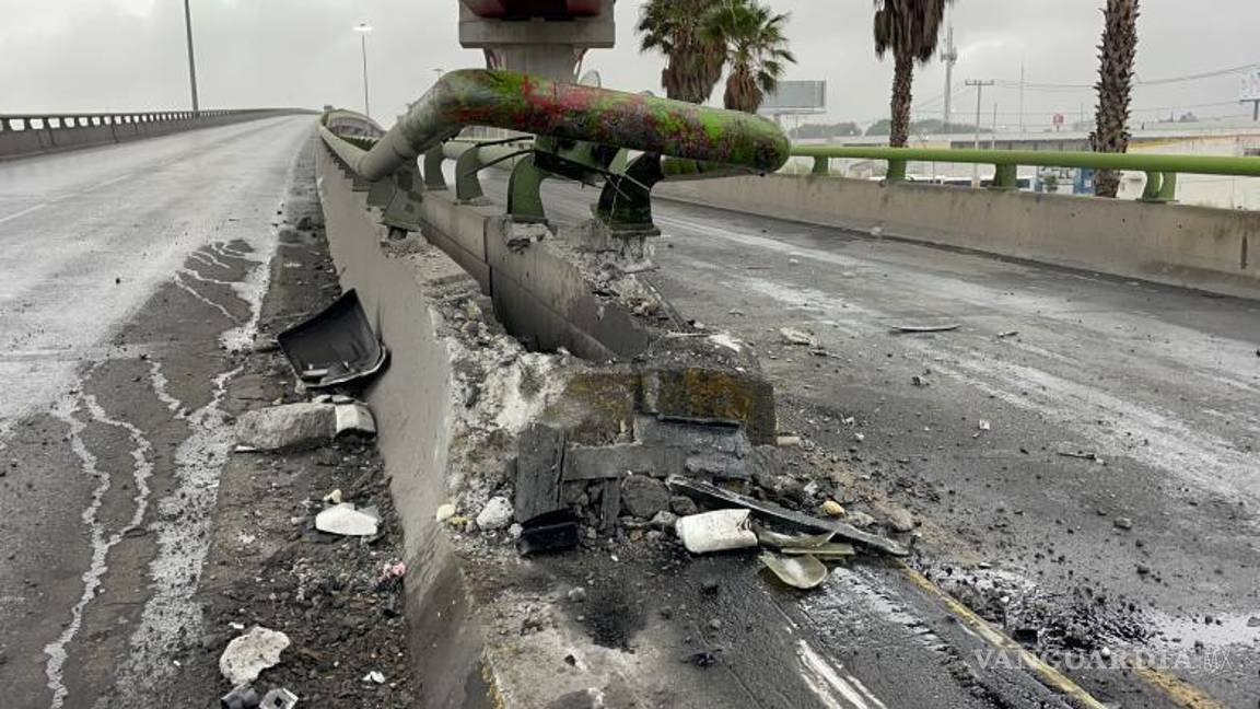 $!La unidad de transporte terminó impactada contra la barrera metálica en el distribuidor vial ¨El Sarape¨.