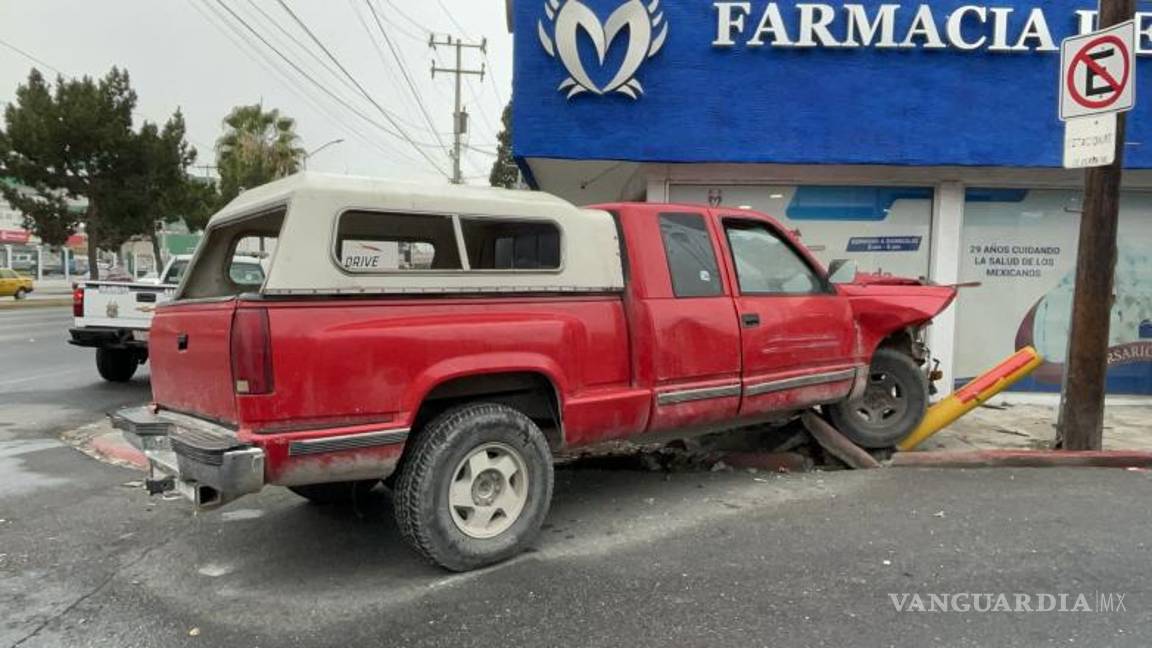 $!Elementos de Tránsito Municipal acudieron al cruce de Álamo y Venustiano Carranza para tomar conocimiento del accidente.