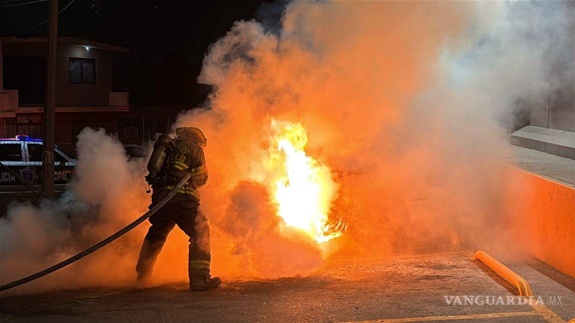 $!Elementos de la Policía Municipal acordonaron la zona mientras los bomberos combatían las llamas.