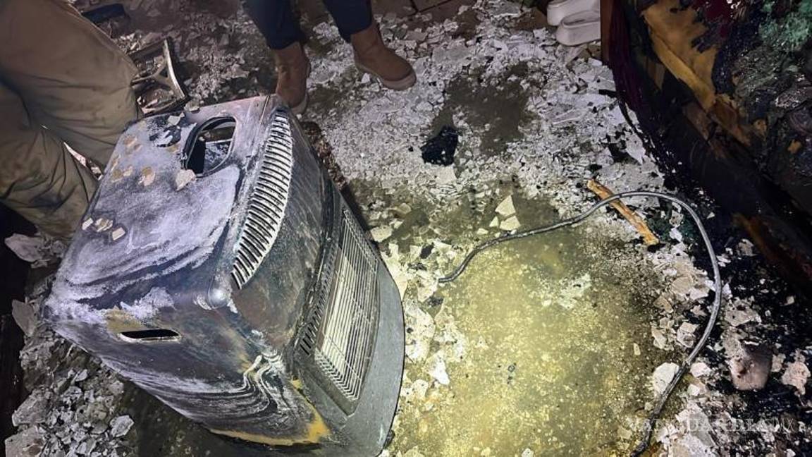 $!Vecinos apoyaron para controlar el fuego antes del arribo de los cuerpos de emergencia.