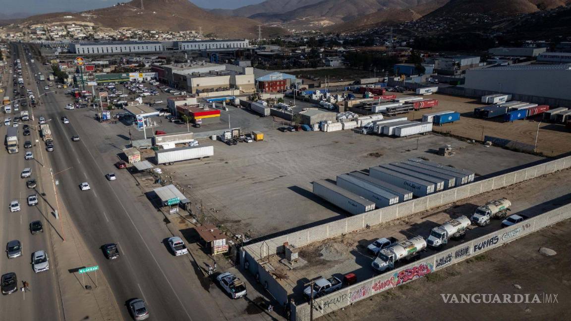 $!Vista área de un predio asegurado por elementos del Ejército Mexicano tras el hallazgo de dos pipas con 30 mil litros de hidrocarburo cada una en Tijuana.