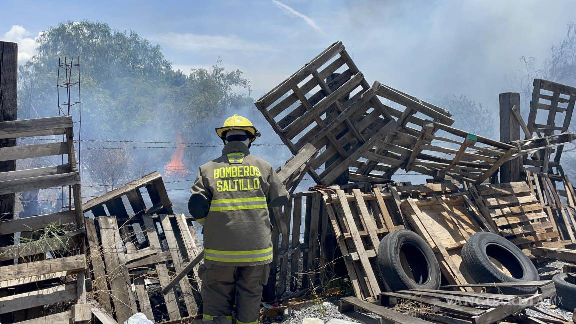 Incendio en baldío moviliza a bomberos y autoridades en Saltillo