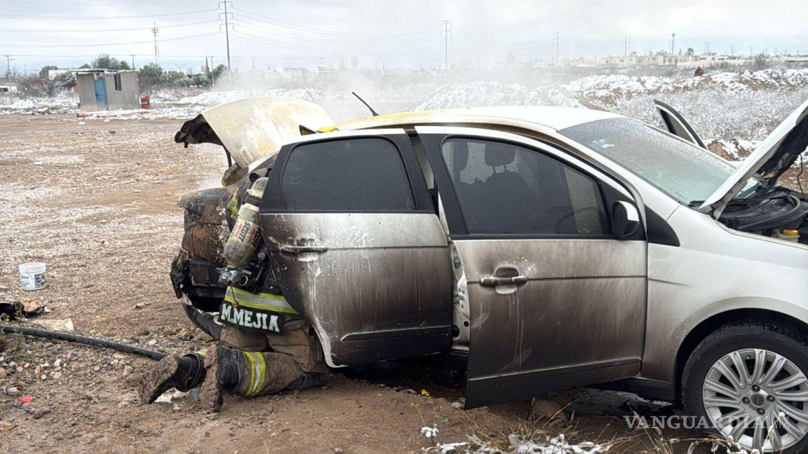 Se fractura al escapar de su auto en llamas, en Saltillo