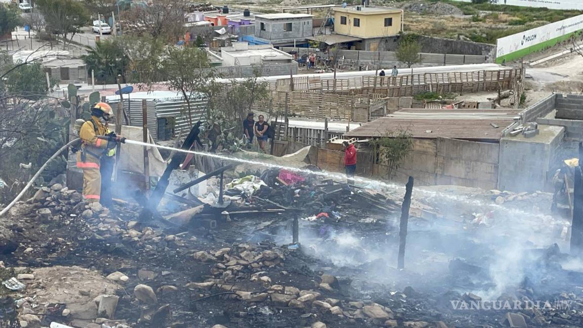 Incendio arrasa con tejabán de pepenadores en Ramos Arizpe