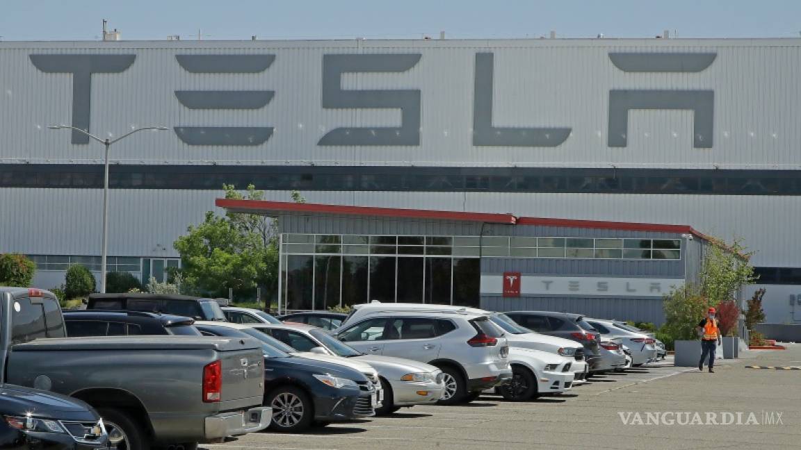 Tesla amenaza con despedir a sus empleados si no vuelven al trabajo