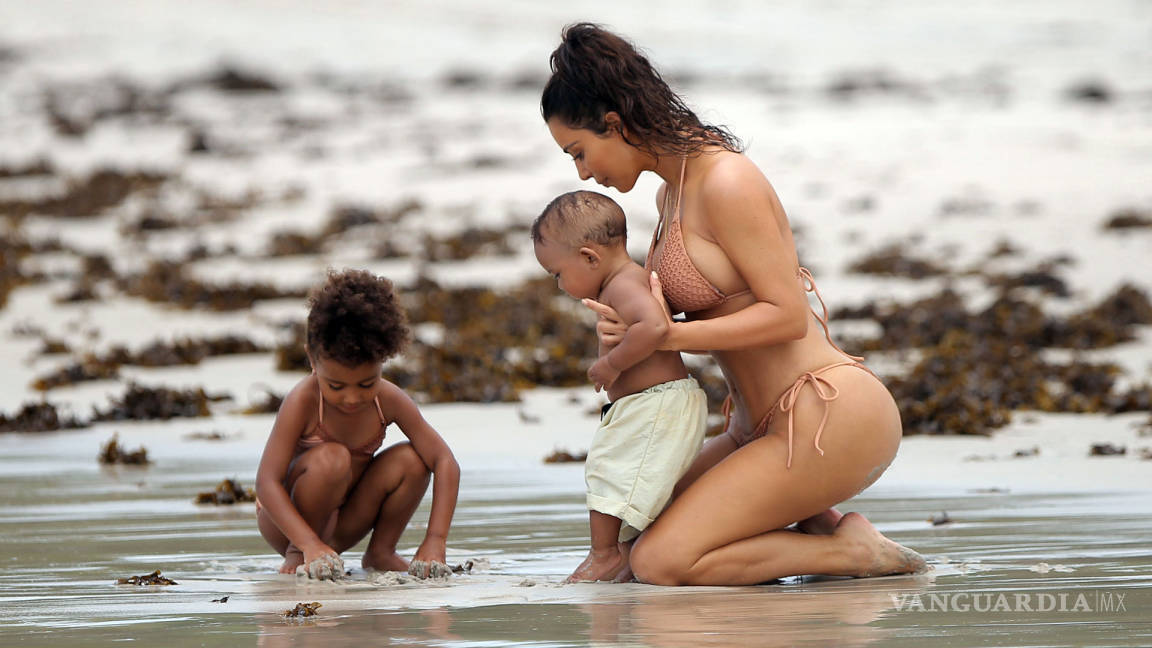 Paparazzi capta a Kim Kardashian de paseo en Los Cabos mostrando su espectacular figura