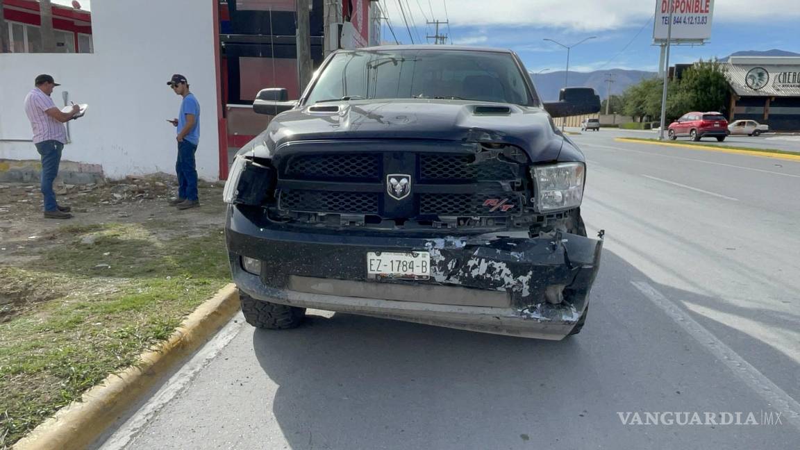 Choca auto aún sin estrenar; iba a ser entregado a su dueño en Saltillo
