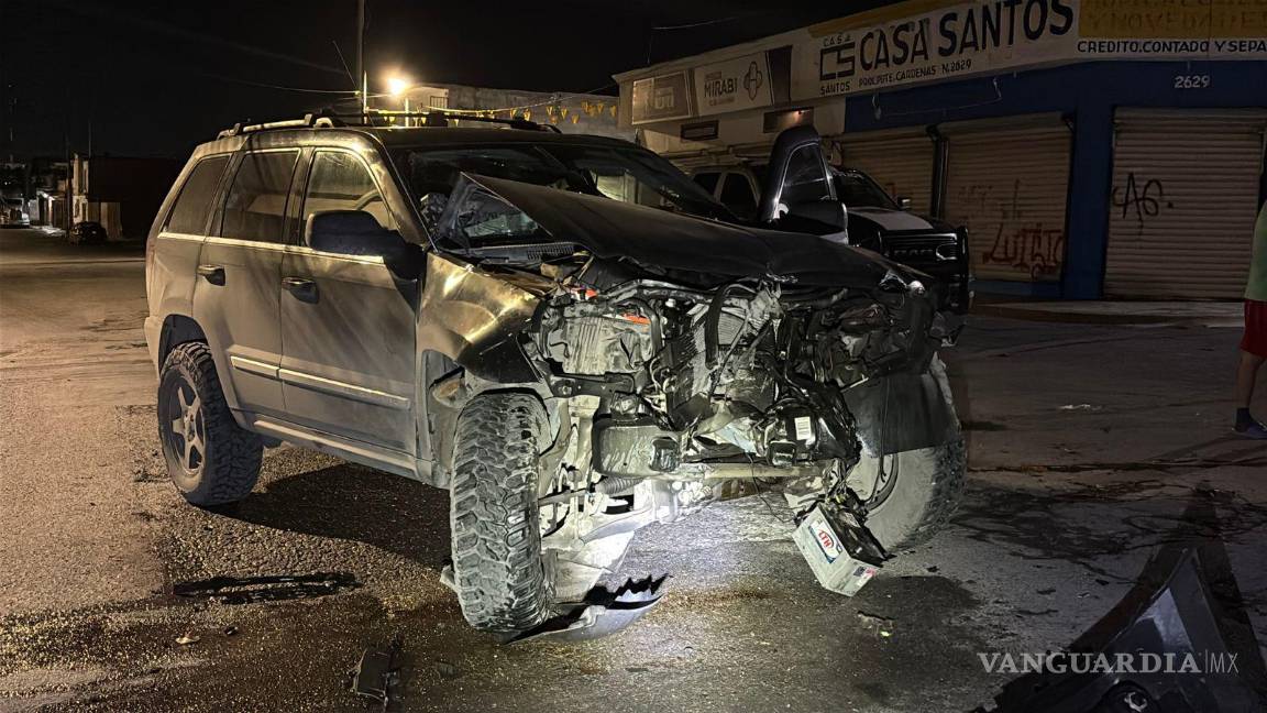 $!El choque dejó a ambas camionetas con pérdida total, obstruyendo el paso en la colonia López Mateos.