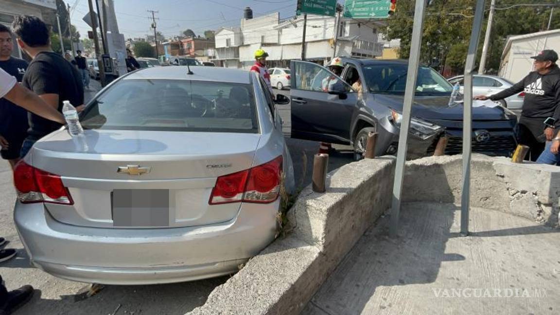 $!Ambos vehículos quedaron proyectados hacia un muro de contención.