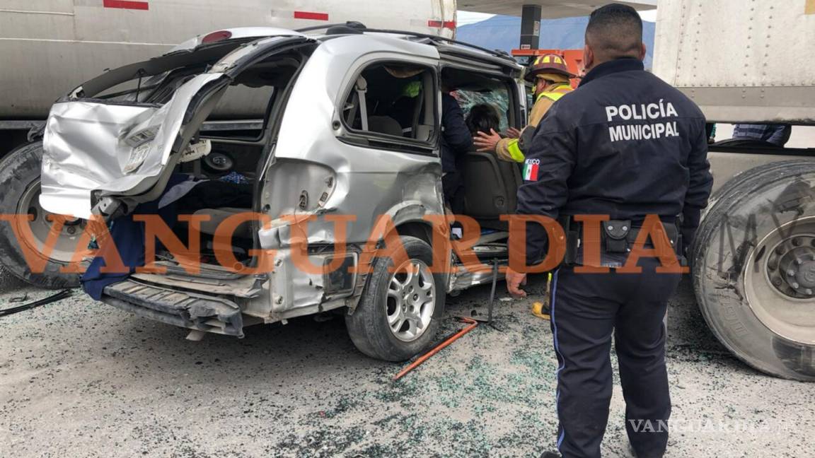 $!Siete personas quedan prensadas en Saltillo tras accidente en el Óscar Flores Tapia