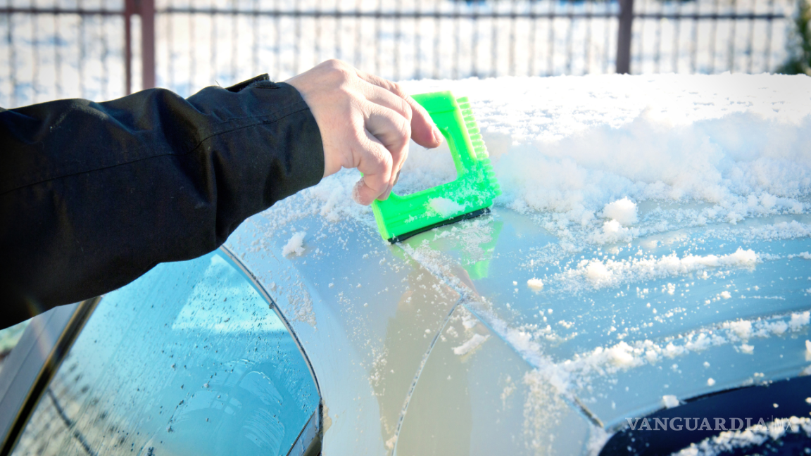 $!Una vez que el hielo comience a derretirse, utiliza una rasqueta específica para parabrisas.