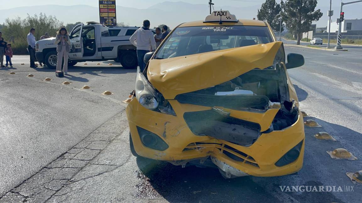 Colisión deja dos lesionados en Saltillo; ambos conductores alegaron tener luz verde