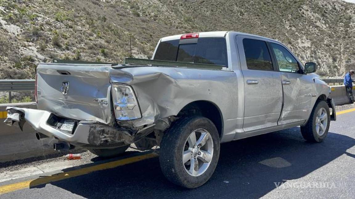 $!Chocó contra una camioneta RAM con placas de Nuevo León, pero afortunadamente solo se dañó el vehículo y no su operador.