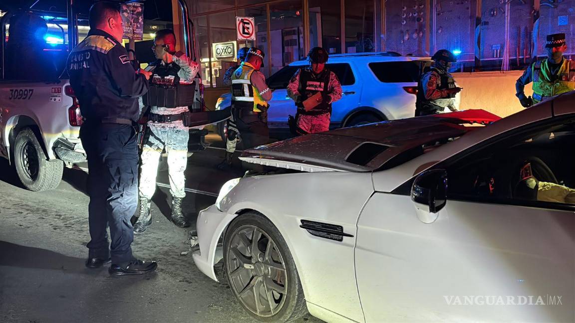 $!Paramédicos de la Cruz Roja atendieron a los uniformados lesionados y los trasladaron a un hospital.