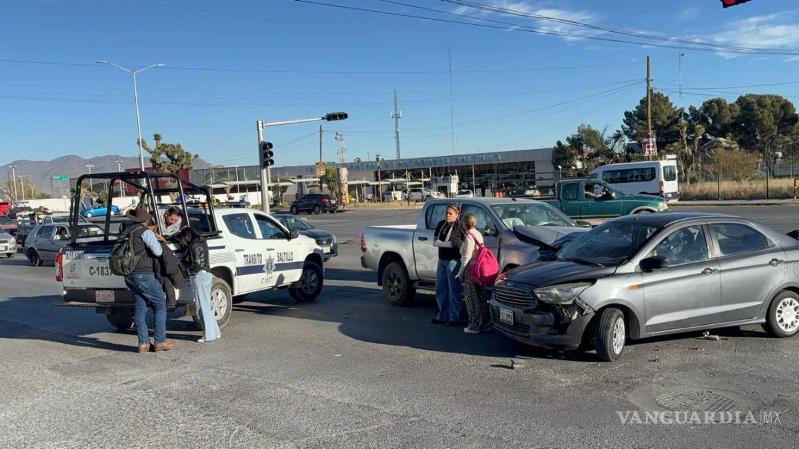 Trasnochado confunde luz del semáforo y provoca accidente, al sur de Saltillo