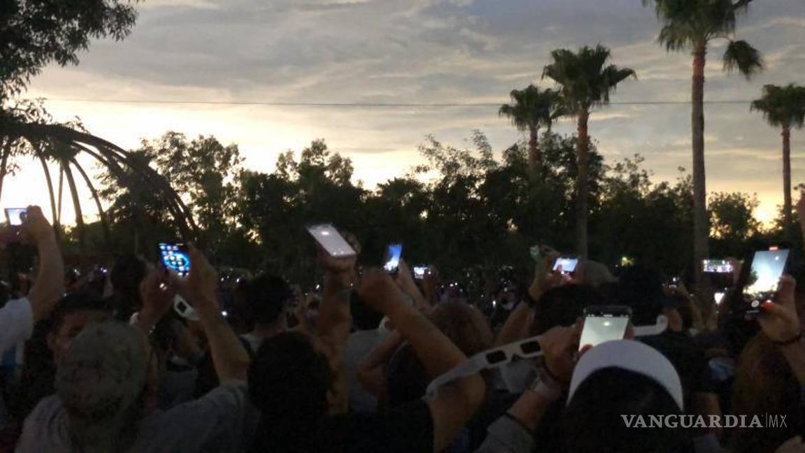 $!Grabar y tomar fotos del eclipse, no era lo más recomendable, pero lo hicieron.