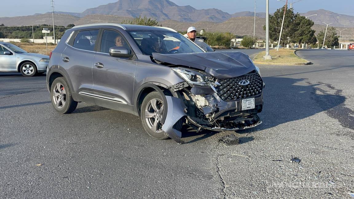 Se atraviesa taxista y causa choque al sur de Saltillo; provoca caos vial