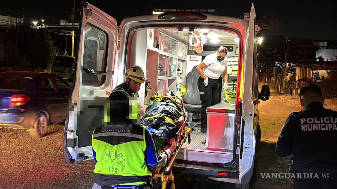 $!Paramédicos trasladaron al hombre herido tras sufrir la caída en el bulevar Otilio González.