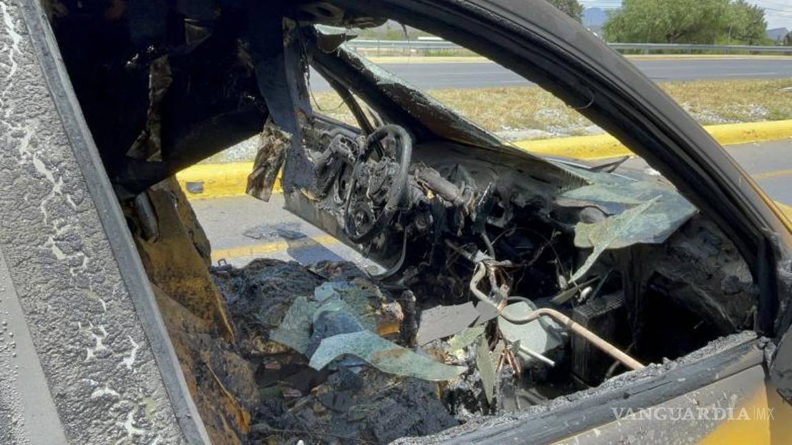 $!Vehículo sufre una falla mecánica y se incendia en plena circulación por Antonio Cárdenas.