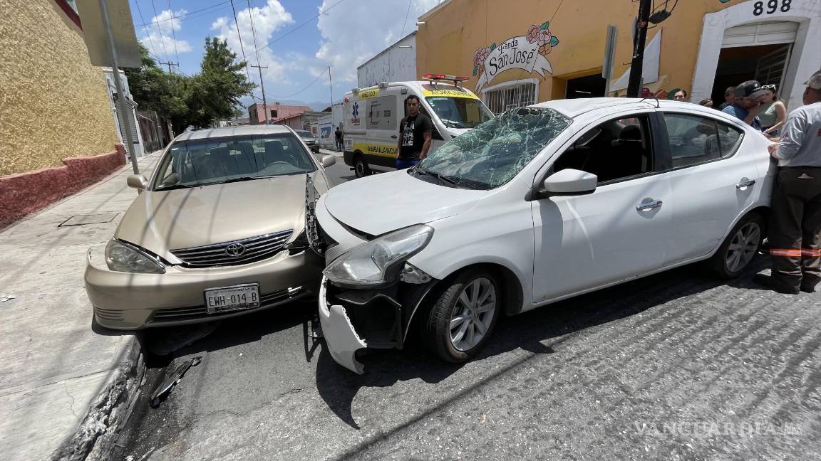Conductor convulsiona y choca, en calles del Centro de Saltillo