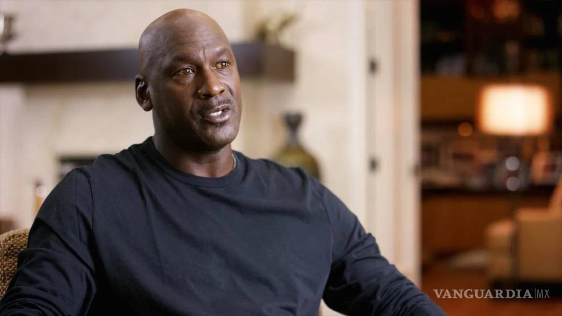 Ex compañero de Michael Jordan lo acusa de indiscreto por ventilar secretos de vestidor