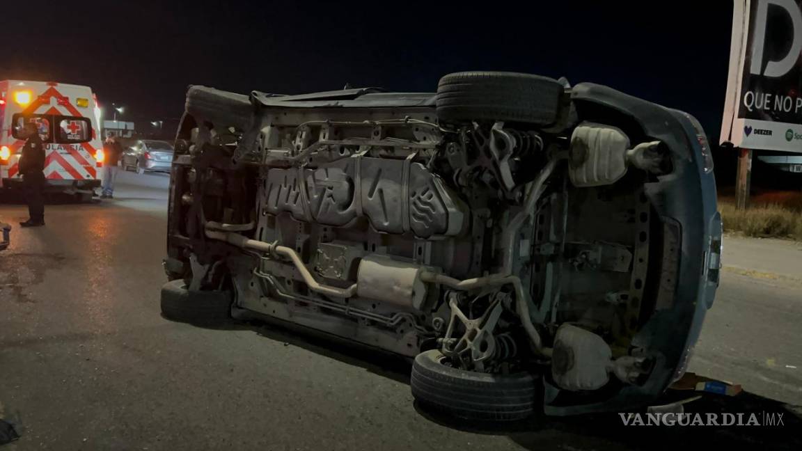 Vuelca camioneta en Saltillo; embarazada es hospitalizada tras accidente