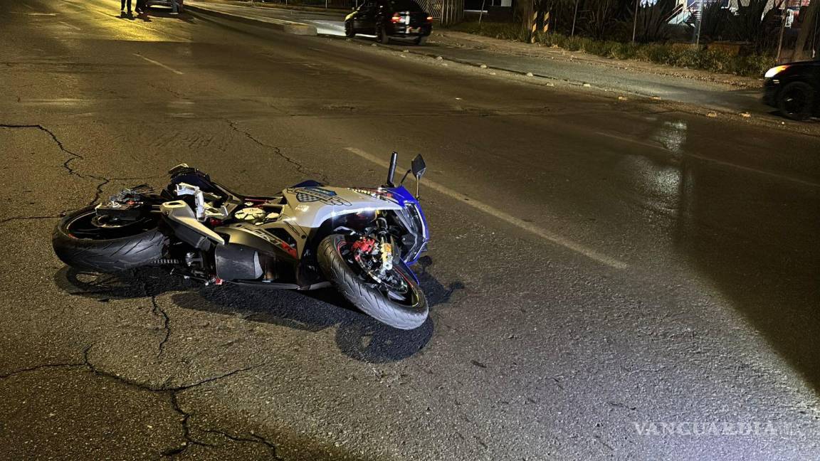 $!Motocicleta impactada y arrastrada varios metros tras choque en periférico Luis Echeverría.