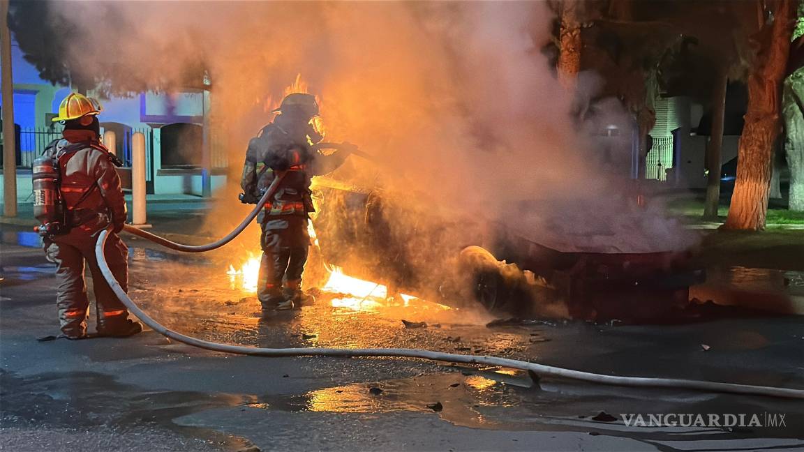 $!Bomberos trabajaron varios minutos realizando maniobras de ataque directo con agua para lograr controlar por completo el incendio del automóvil.