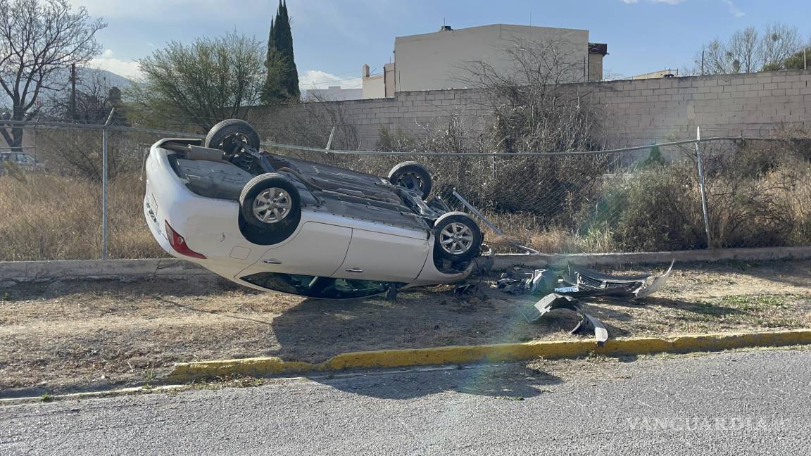 Saltillo: exceso de velocidad provoca volcadura en el bulevar Nazario Ortiz; conductor ileso